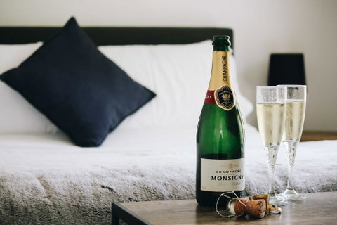Bells Beach Cottages - Sydneys Hotel 1