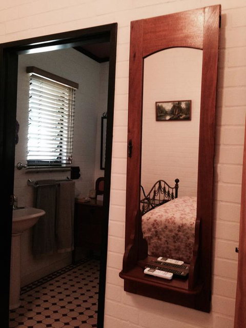 Belvoir B&B Cottages - Sydneys Hotel 3