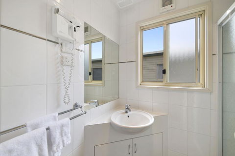 Benalla Tourist Park - Sydneys Hotel 3