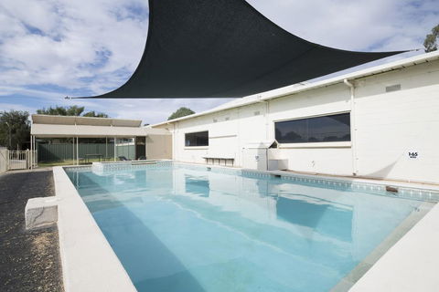 Benalla Tourist Park - Sydneys Hotel 1