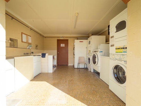 Biloela Caravan & Tourist Park - Sydneys Hotel 1