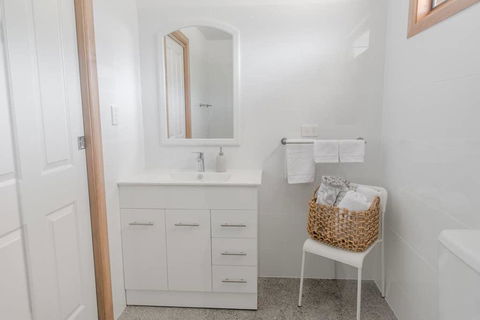 Bird In Hand Cottage, Port Noarlunga - Sydneys Hotel 1