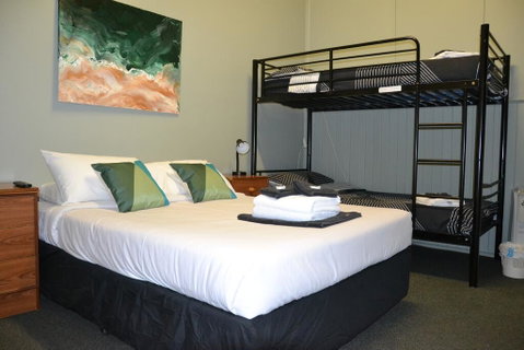 Black Diamond Lodge - Sydneys Hotel 2
