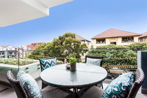 BLISSFUL BREAM (670I) - Sydneys Hotel 1