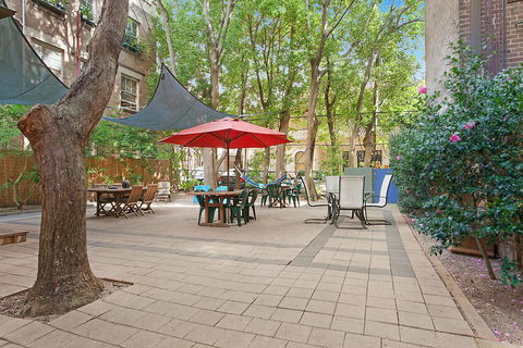 Blue Parrot Youth Hostel - Sydneys Hotel 1