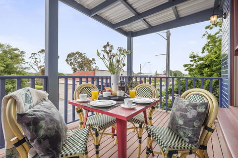 Blue Rosella On Piper - Sydneys Hotel 3