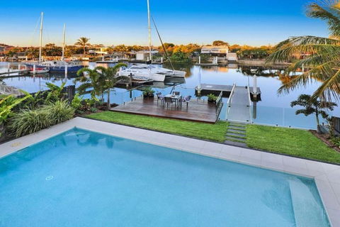 WATERFRONT HOME BORDERING MOOLOOLABA - Sydneys Hotel 1