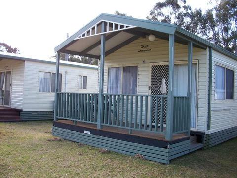 River Bend Caravan Park - Sydneys Hotel 0