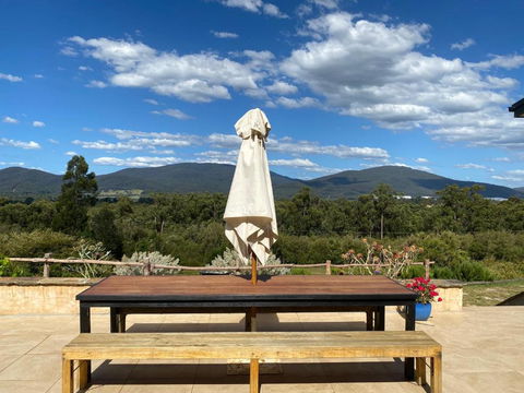 Yarra Valley Country Escape - Sydneys Hotel 0